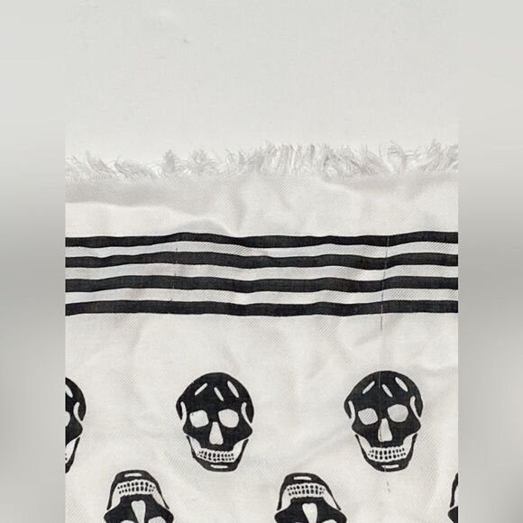 Alexander McQueen scarf in fabric with Skull print - Picture 14 of 15